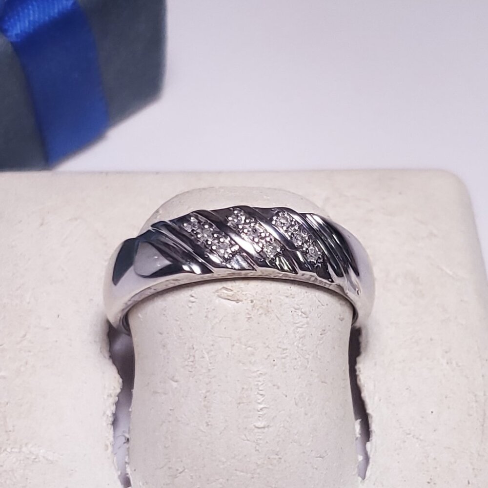 Estate .05ctw Natural Diamond diagonal set 10Kt W/Gold Ladies Wedding Band#23996